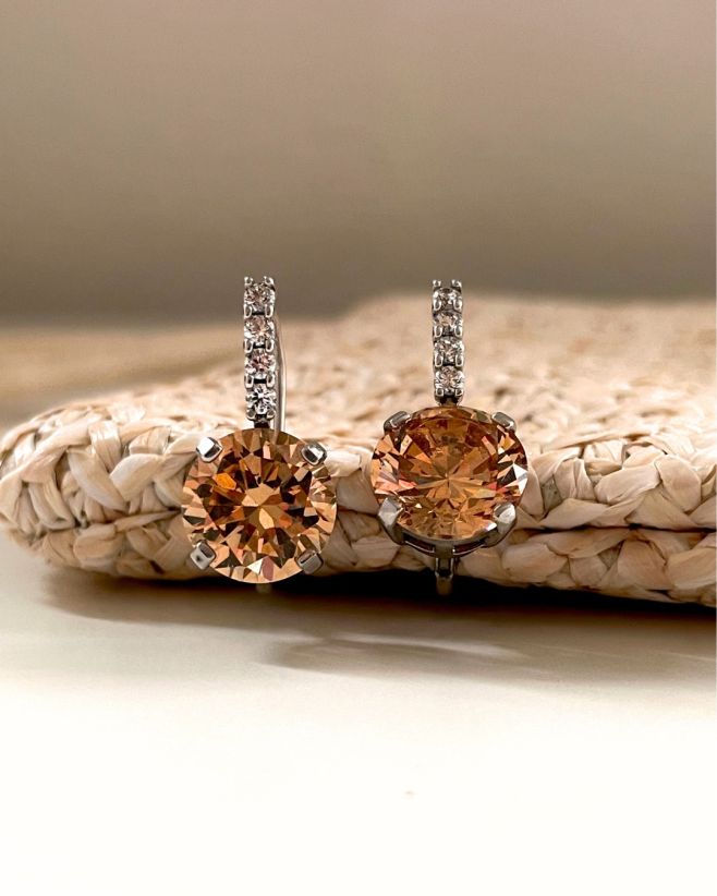 Elegantní stříbrné náušnice s teplým champagne zirkonem a jemným třpytem malých bílých zirkonů, které rozzáří každou tvář....