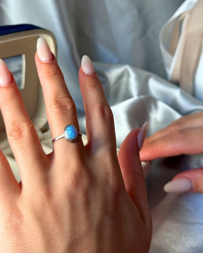 Kámen, kterým je zdobený tento prsten, nepochází z přírody. A to není nic, co bychom před vámi chtěli skrývat. Právě...